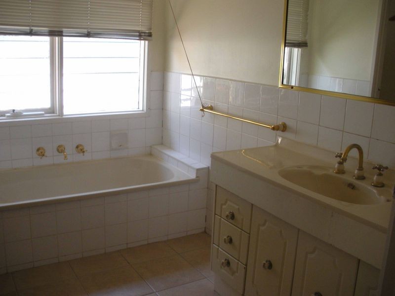 24 Cheviot Avenue, Berwick VIC 3806