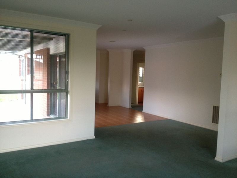 33 Strabane Way, Hampton Park VIC 3976