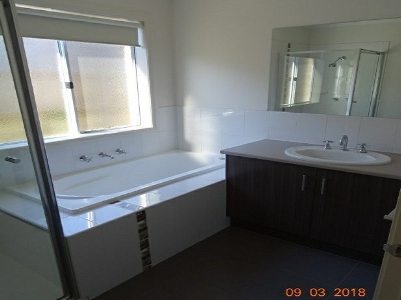 16 McClenaghan Place, Pakenham VIC 3810