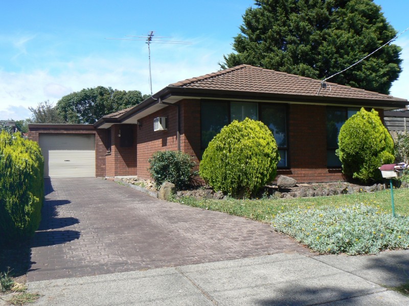 8 Robinson Crescent, Hampton Park VIC 3976