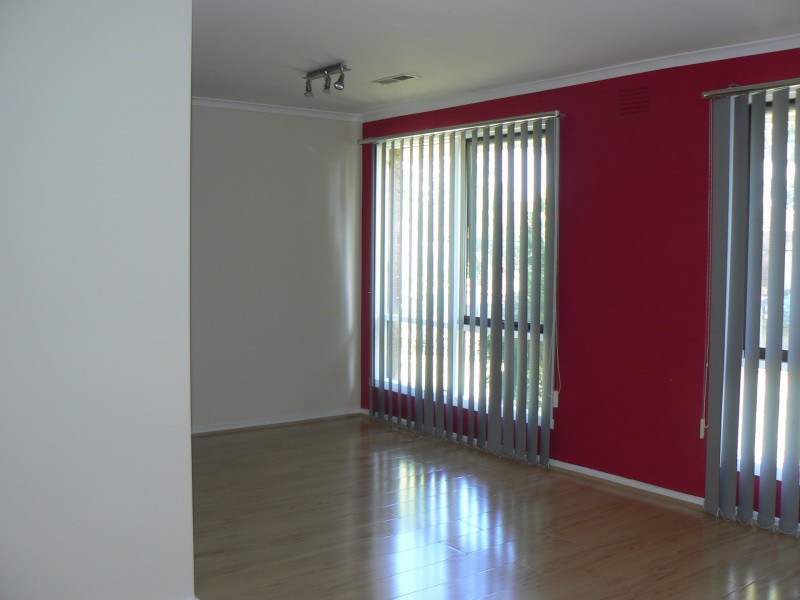 8 Robinson Crescent, Hampton Park VIC 3976