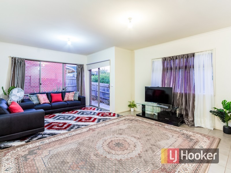2/11 Cherry Grove, Doveton VIC 3177