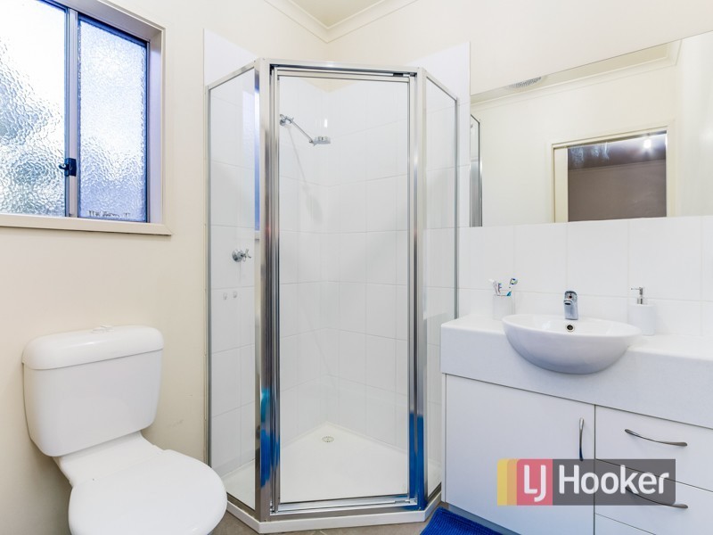 2/11 Cherry Grove, Doveton VIC 3177