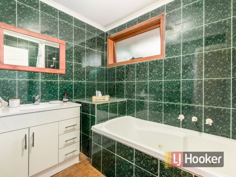 18 Sydney Parkinson Avenue, Endeavour Hills VIC 3802