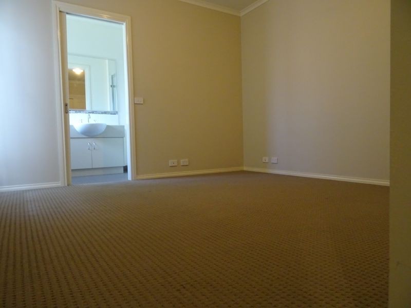 5/103 Army Road, Pakenham VIC 3810