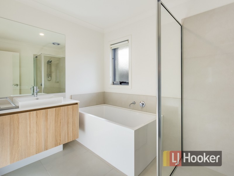 2/5 McCardle Court, Endeavour Hills VIC 3802
