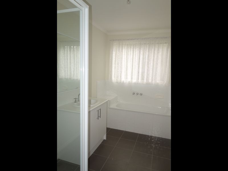 55 Fallingwater Drive, Pakenham VIC 3810