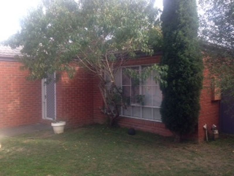 16 Claremont Glen, Berwick VIC 3806