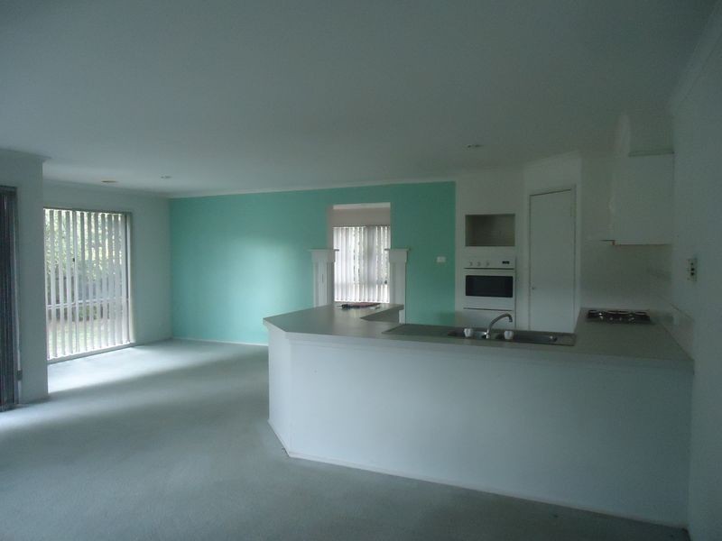 16 Claremont Glen, Berwick VIC 3806