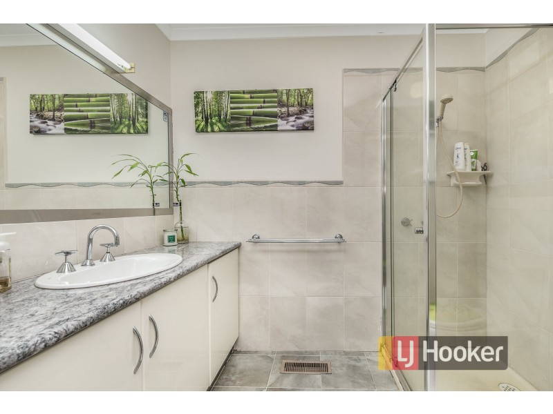 63 Sydney Parkinson Avenue, Endeavour Hills VIC 3802