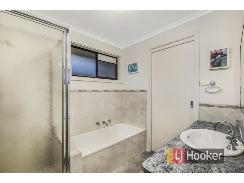 63 Sydney Parkinson Avenue, Endeavour Hills VIC 3802