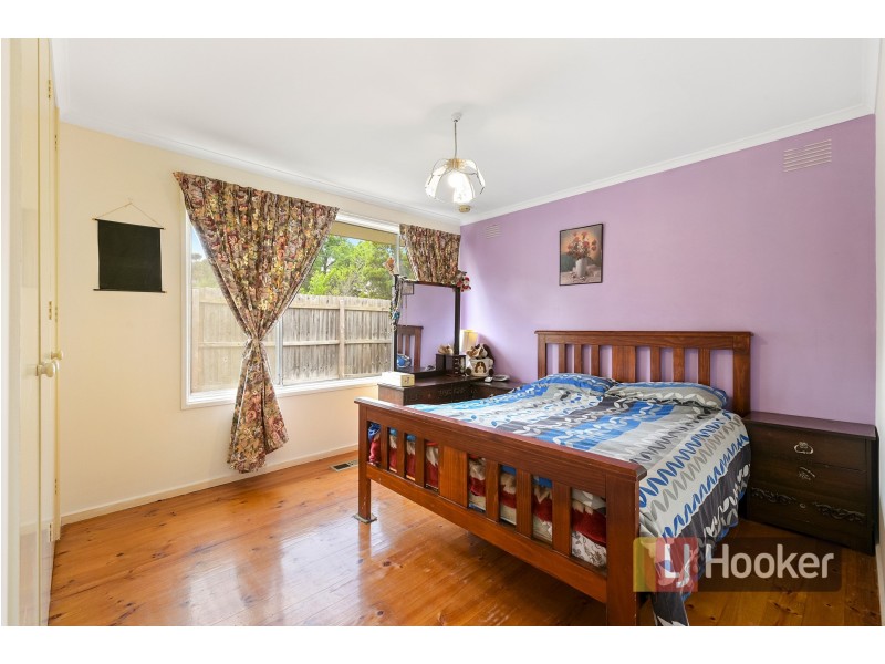 33 Chalcot Drive, Endeavour Hills VIC 3802