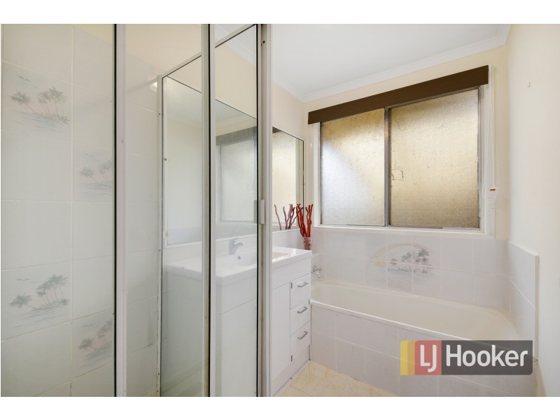 33 Chalcot Drive, Endeavour Hills VIC 3802