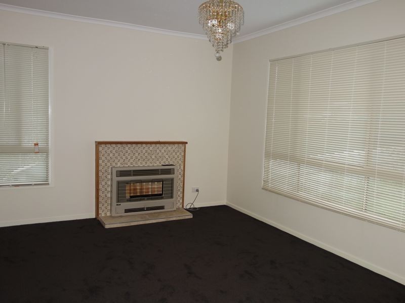 8 Laburnum Grove, Doveton VIC 3177