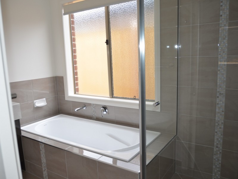 6 Goodison Road, Clyde North VIC 3978