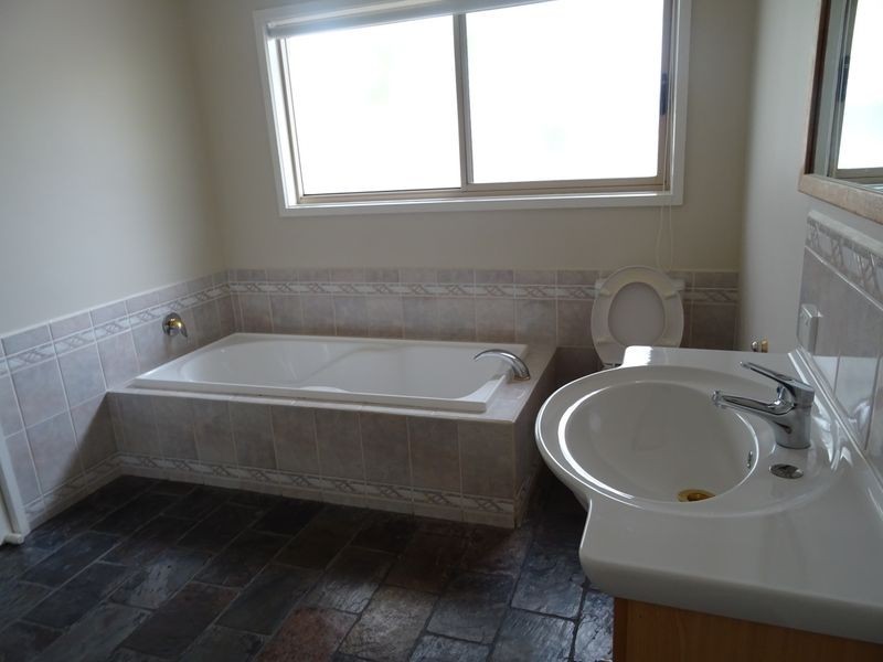 2 Whitestone Court, Endeavour Hills VIC 3802