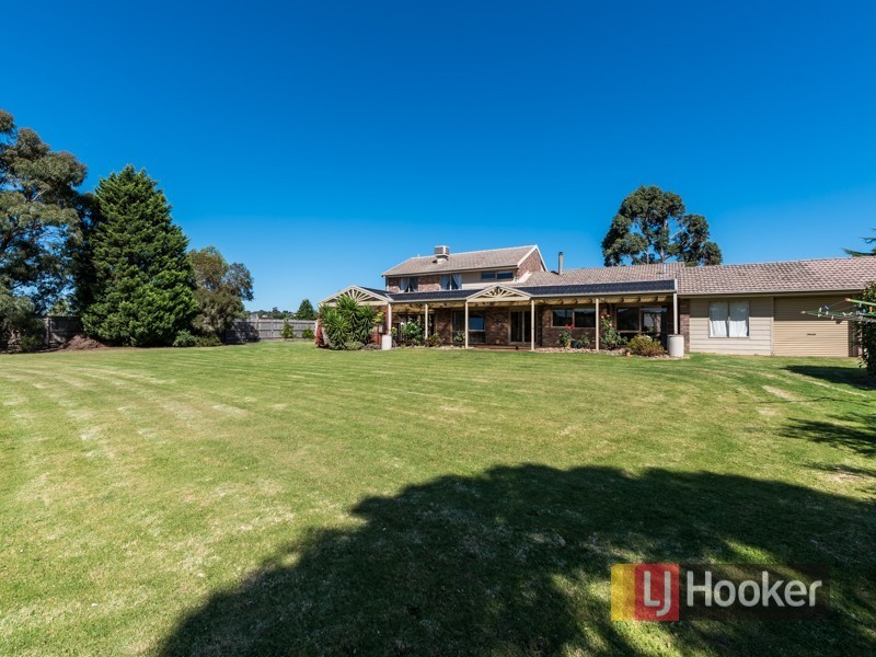 64-66 Kennington Park Drive, Endeavour Hills VIC 3802