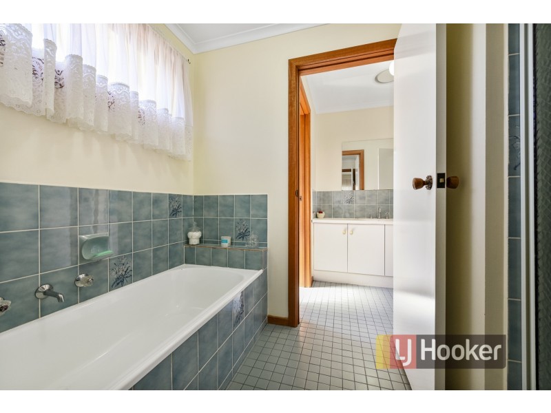 42 Singleton Drive, Endeavour Hills VIC 3802