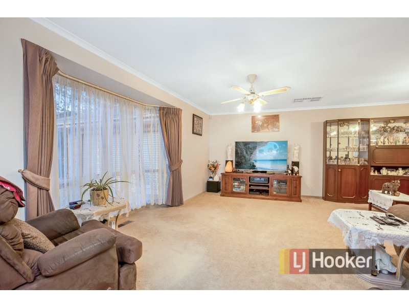 19 Barnsley Drive, Endeavour Hills VIC 3802