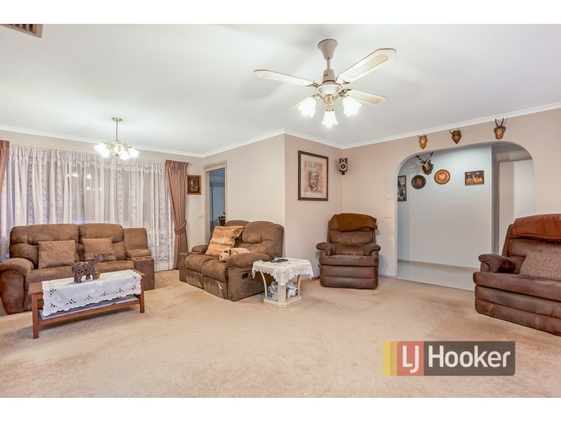 19 Barnsley Drive, Endeavour Hills VIC 3802