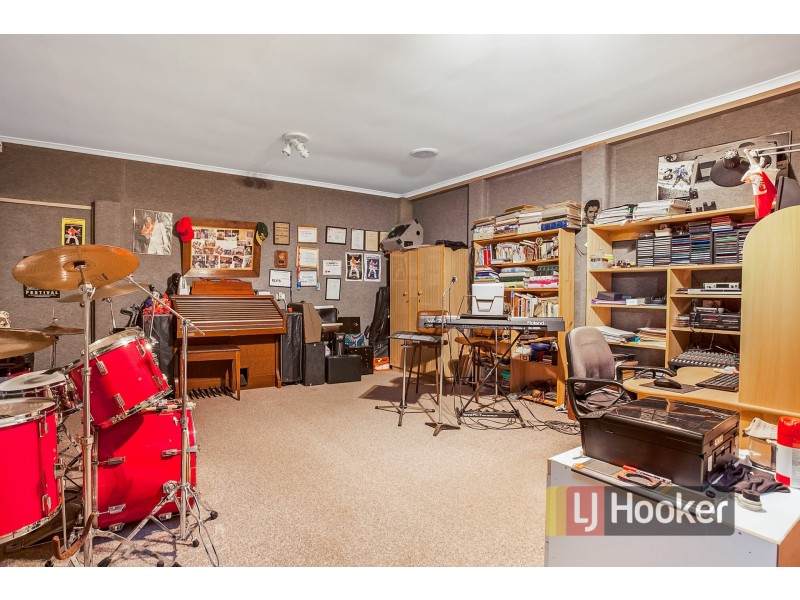 19 Barnsley Drive, Endeavour Hills VIC 3802