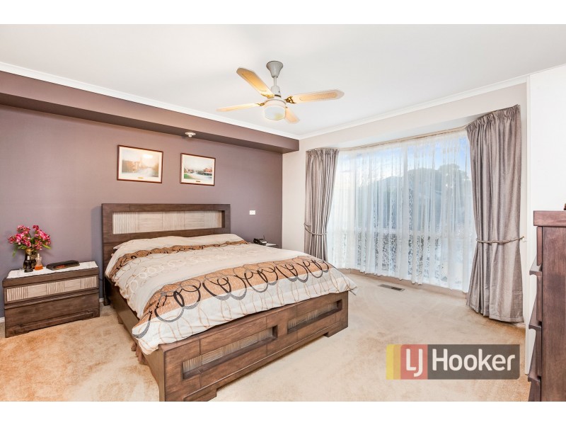 19 Barnsley Drive, Endeavour Hills VIC 3802