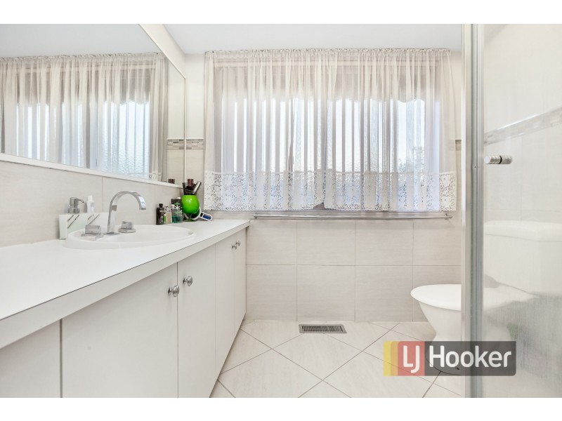 19 Barnsley Drive, Endeavour Hills VIC 3802