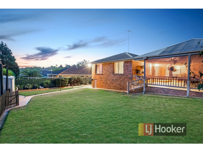 19 Barnsley Drive, Endeavour Hills VIC 3802