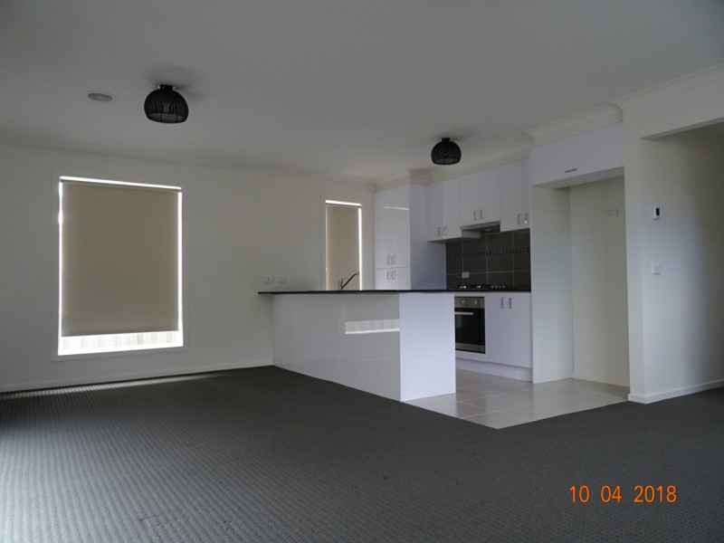 17 Renlik Circuit, Cranbourne VIC 3977