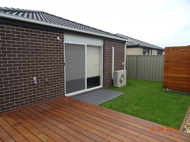 17 Renlik Circuit, Cranbourne VIC 3977