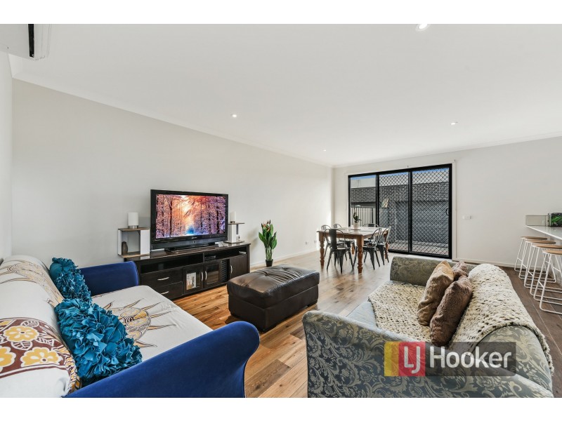 18 Bentley Lane, Clyde North VIC 3978