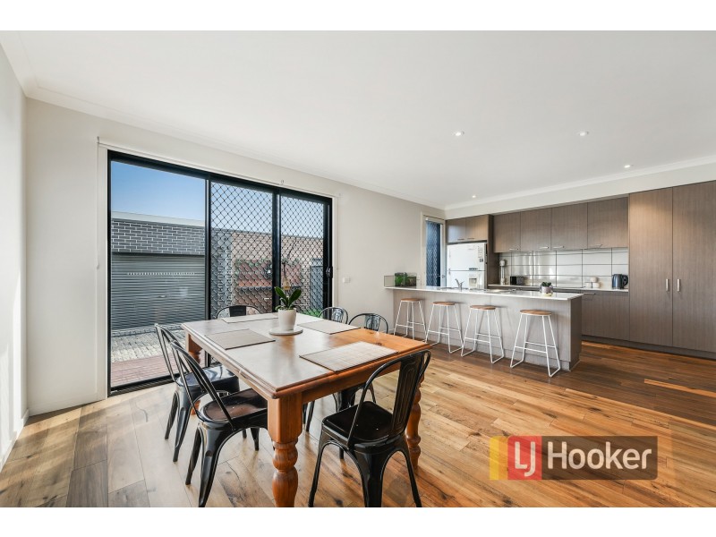 18 Bentley Lane, Clyde North VIC 3978