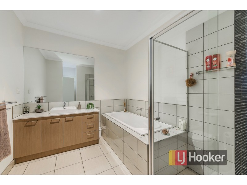 18 Bentley Lane, Clyde North VIC 3978