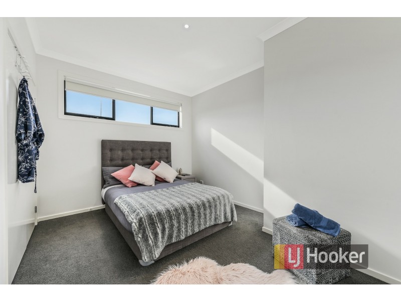 18 Bentley Lane, Clyde North VIC 3978