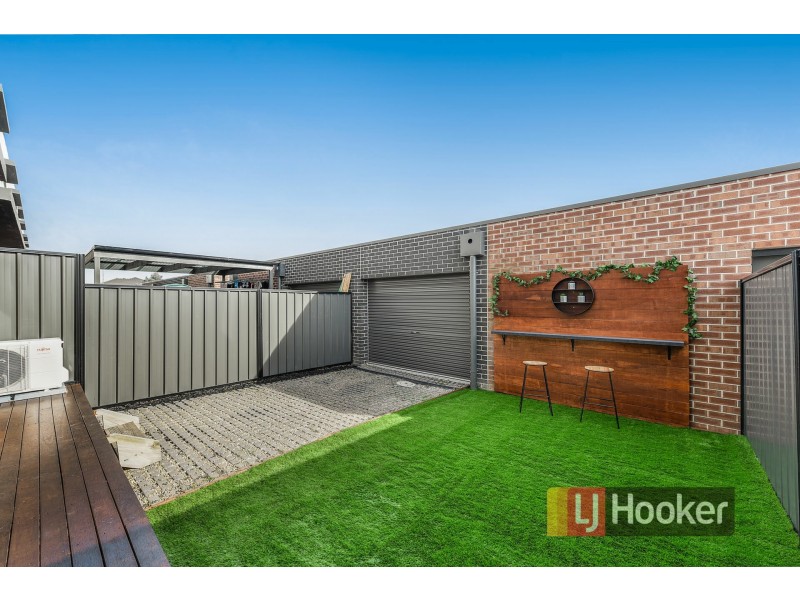 18 Bentley Lane, Clyde North VIC 3978