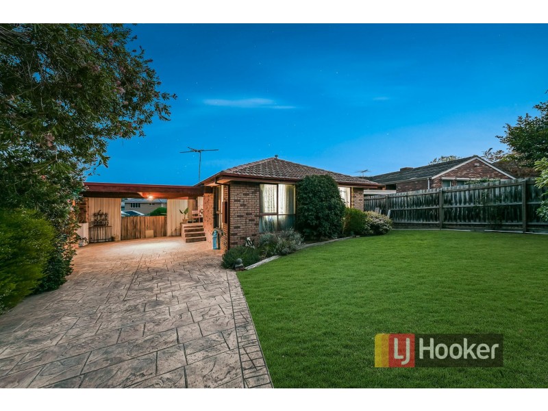 48 Ravenhill Crescent, Endeavour Hills VIC 3802