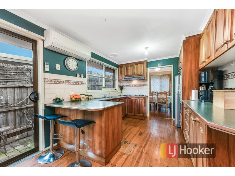 48 Ravenhill Crescent, Endeavour Hills VIC 3802