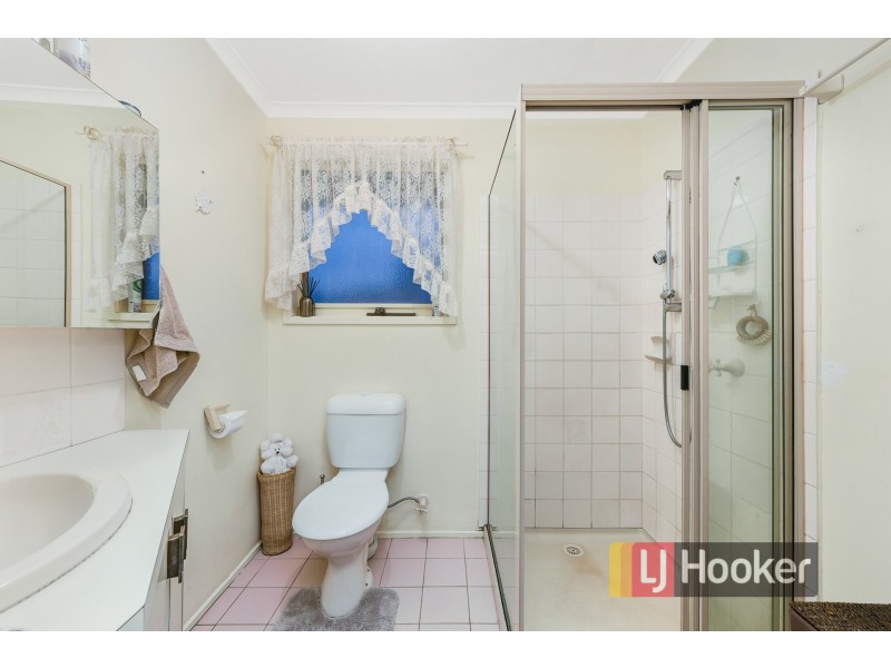 48 Ravenhill Crescent, Endeavour Hills VIC 3802