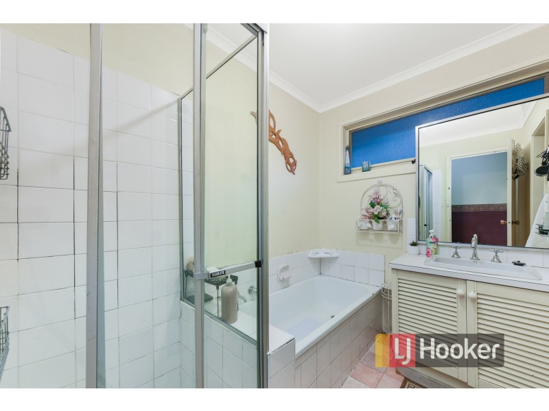 48 Ravenhill Crescent, Endeavour Hills VIC 3802