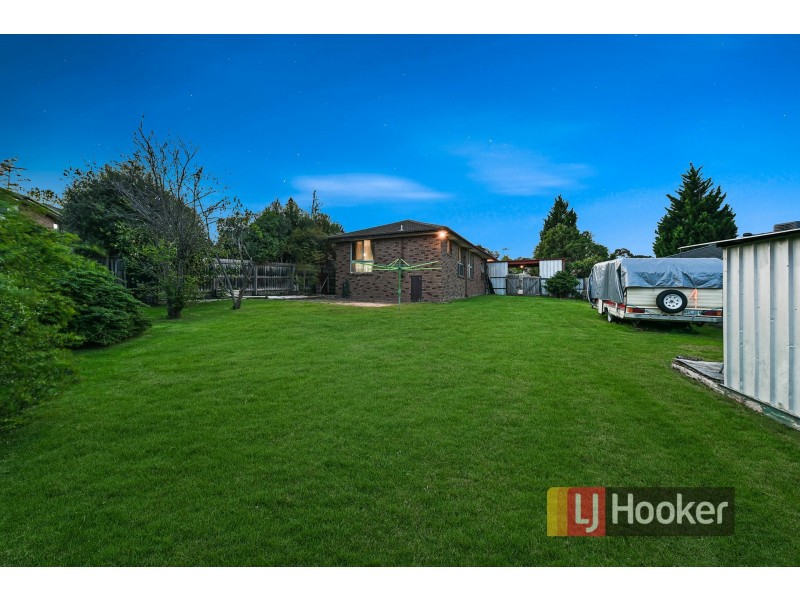 48 Ravenhill Crescent, Endeavour Hills VIC 3802