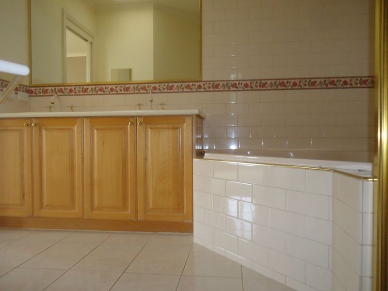 11 Grandview Terrace, Narre Warren South VIC 3805