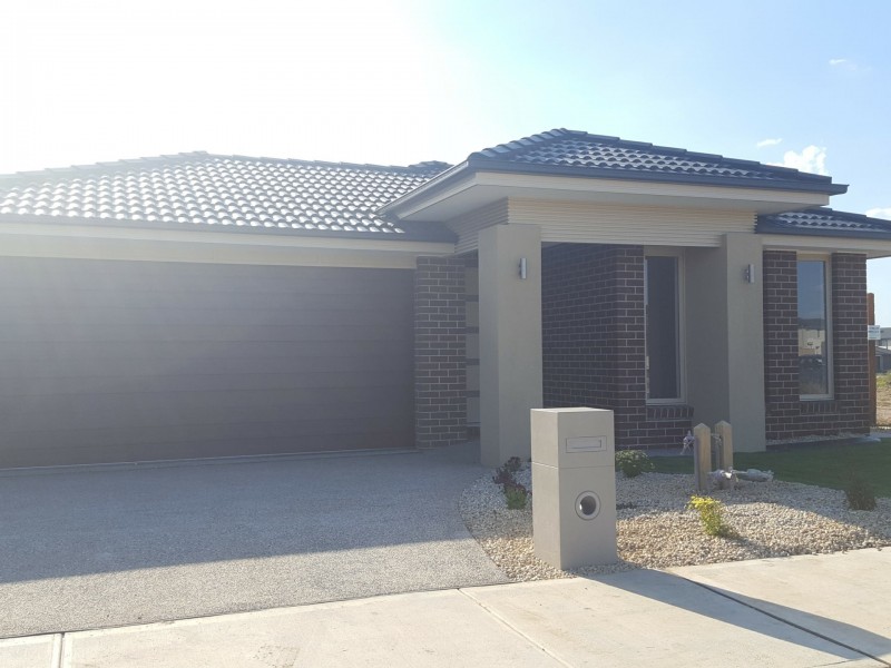 32 Speargrass Close, Clyde North VIC 3978
