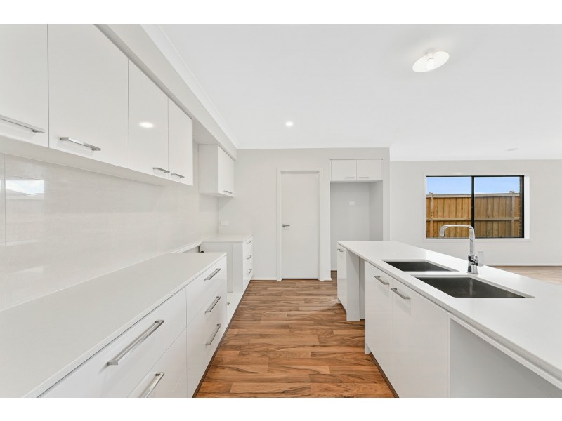 27 Springbrook Drive, Clyde North VIC 3978