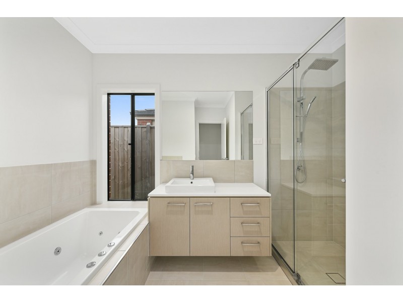 27 Springbrook Drive, Clyde North VIC 3978