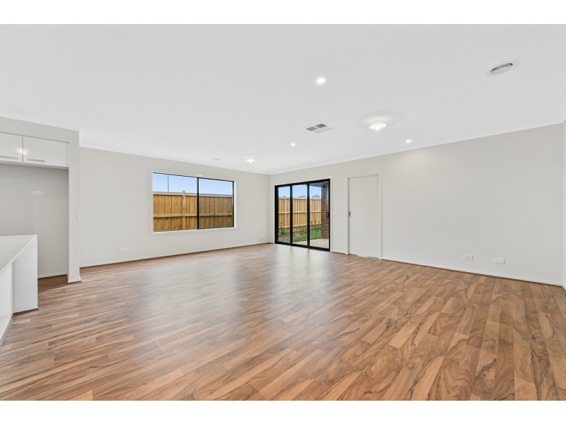 27 Springbrook Drive, Clyde North VIC 3978