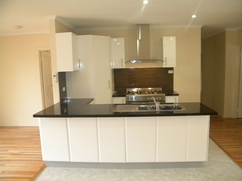 2/2 Prunus Grove, Doveton VIC 3177