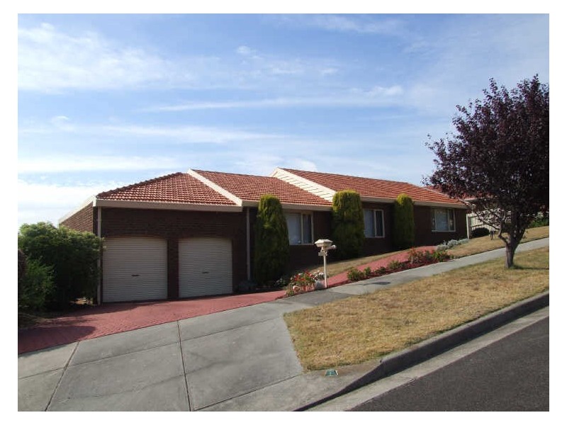 1 Landsborough Close, Endeavour Hills VIC 3802