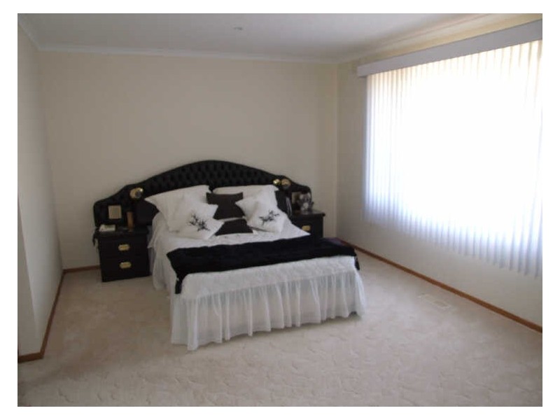 1 Landsborough Close, Endeavour Hills VIC 3802