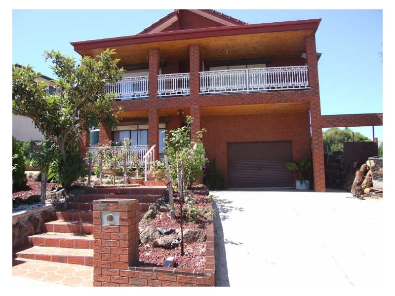 8 Hanna Drive, Endeavour Hills VIC 3802