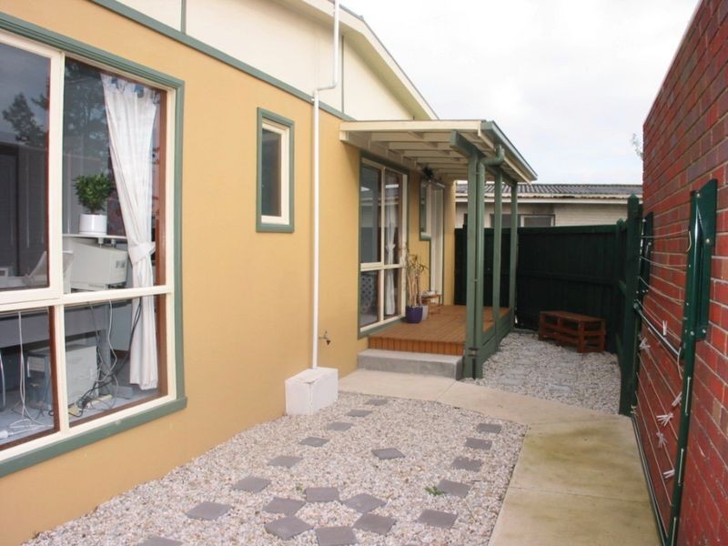 1/9 Koonalda Grove, Dandenong North VIC 3175